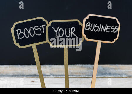 Incrementa il tuo business messaggio scritto con il gesso su legno mini etichette di Blackboard Foto Stock