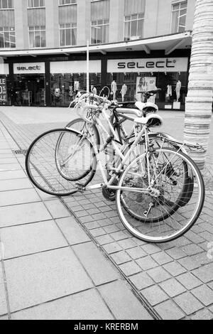 Giugno 2015 - Stack di moto utilizzate dagli acquirenti in Broadmead Shopping Centre in Bristol. Foto Stock