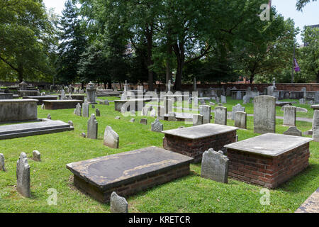 Vista generale di lapidi nella Chiesa di Cristo Sepoltura, Philadelphia, Pennsylvania, Stati Uniti. Foto Stock