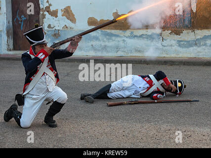 Albuera, Spagna - 17 Maggio 2014: due vicini vestito in costume del XIX secolo soldato francese coinvolti nella rievocazione di Foto Stock