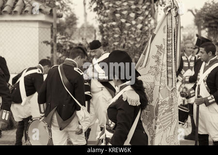 Albuera, Spagna - 17 Maggio 2014: più vicini vestito in costume del XIX secolo spagnolo soldato impegnato nella rievocazione storica o Foto Stock