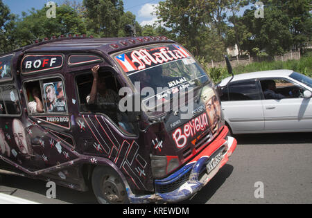 I minibus matutu dai colori vivaci di Nairobi si aggirano intorno al centro della città, Nairobi, Kenya, Africa orientale Foto Stock