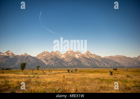 Cielo unico sentiero rompe i cieli blu appeso sopra Teton Mountain Range, Grand Tetons National Park, Teton County, Wyoming Foto Stock