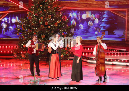 Stefanie Hertel presentando il suo show 'Die grosse mostra der Weihnachtslieder' in Suhl. Dotato di: Oeschs dove: Suhl, Germania Quando: 17 Nov 2017 Credit: Becher/WENN.com Foto Stock