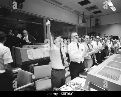 Il controllo della missione celebra il successo splashdown di Apollo 13 Foto Stock