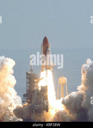 STS-114 Lo Space Shuttle Discovery lancia - ritagliato Foto Stock