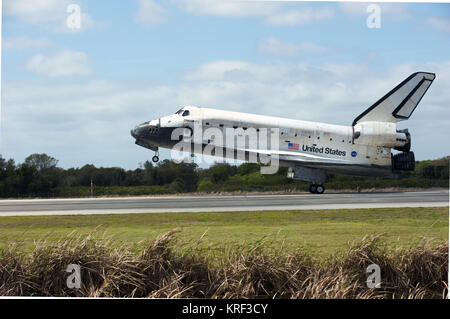 Lo Space Shuttle Discovery tocca terra-ruotato Foto Stock