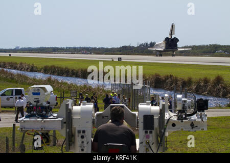 STS-133 finisce come lo Space Shuttle Discovery tocca terra per il tempo finale Foto Stock