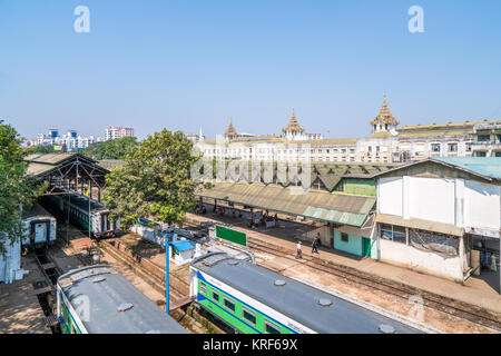 La stazione ferroviaria e la stazione ferroviaria di Yangon, Myanmar Foto Stock