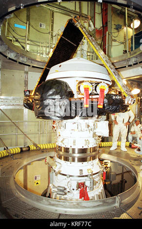 KSC-01PP-1343 (07/19/2001) --- Il Centro Spaziale Kennedy, Fla. -- dopo il suo barattolo è stata rimossa, il veicolo spaziale Genesis si siede a posto sulla sommità del Boeing razzo Delta II nella torre al Launch Complex 17-A, Cape Canaveral Air Force Station. Genesi sarà su un manipolatore robotico NASA missione spaziale per la cattura di un wisp del materiale grezzo del sole e il ritorno alla terra con una spettacolare mid-aria cattura in elicottero. Il ritorno del campione di capsula è 4,9 piedi (1,5 metri) in diametro e 52 pollici (1,31 metri) alta. Le missioni obiettivo è quello di raccogliere e di tornare sulla Terra solo da 10 a 20 microgrammi -- o il peso di un Foto Stock