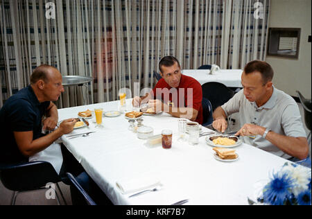 Il Gemini-11 primo equipaggio gode di una prima colazione Foto Stock