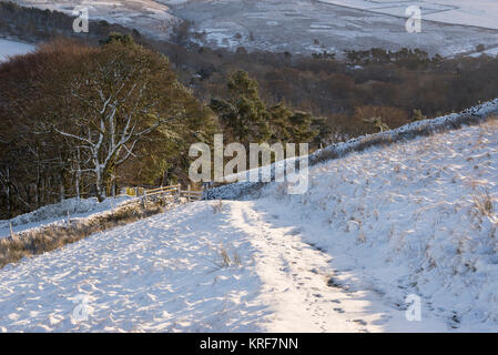 Percorso su un pendio nevoso a poco Hayfield nel picco elevato, Derbyshire, in Inghilterra. Foto Stock