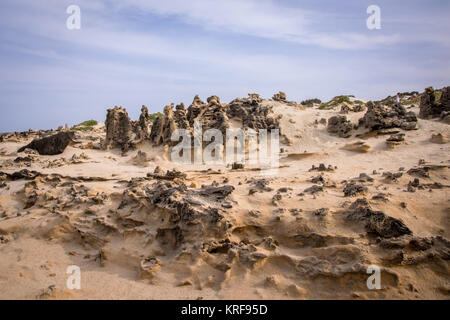 Stone cairns con il Cabo de Santa Maria shipwreck, Boa Esperanca o la costa di Buona Speranza spiaggia Boa Vista, Capo Verde Foto Stock