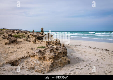 Stone cairns con il Cabo de Santa Maria shipwreck, Boa Esperanca o la costa di Buona Speranza spiaggia Boa Vista, Capo Verde Foto Stock
