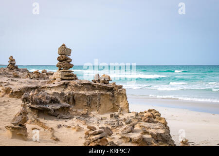 Stone cairns con il Cabo de Santa Maria shipwreck, Boa Esperanca o la costa di Buona Speranza spiaggia Boa Vista, Capo Verde Foto Stock