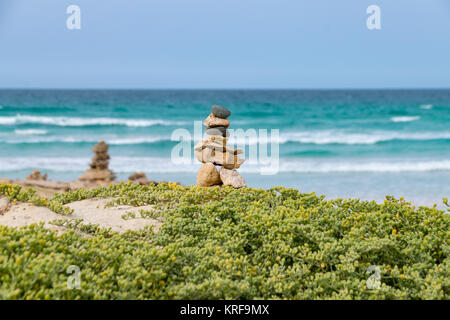 Stone cairns con il Cabo de Santa Maria shipwreck, Boa Esperanca o la costa di Buona Speranza spiaggia Boa Vista, Capo Verde Foto Stock