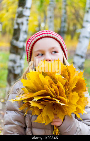 Foto della ragazza con bouquet da fogli in autunno Foto Stock