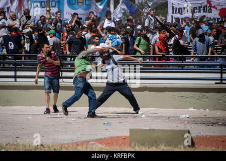 Dicembre 18, 2017 - Buenos Aires, Ciudad AutÃ³noma de Buenos Aires, Argentina - Alcuni manifestanti scagliano rocce alle forze di polizia. I manifestanti da vari di sinistra dei gruppi attaccati polizia dopo una gran dimostrazione pacifica al di fuori della nazione di edifici del Congresso. Il disegno di legge sono state protestando ""una revisione del sistema pensionistico''"è diventata legge la mattina seguente. Credito: SOPA/ZUMA filo/Alamy Live News Foto Stock