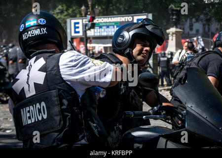 Dicembre 18, 2017 - Buenos Aires, Ciudad AutÃ³noma de Buenos Aires, Argentina - Polizia tendono ad un collega di feriti. I manifestanti da vari di sinistra dei gruppi attaccati polizia dopo una gran dimostrazione pacifica al di fuori della nazione di edifici del Congresso. Il disegno di legge sono state protestando ""una revisione del sistema pensionistico''"è diventata legge la mattina seguente. Credito: SOPA/ZUMA filo/Alamy Live News Foto Stock