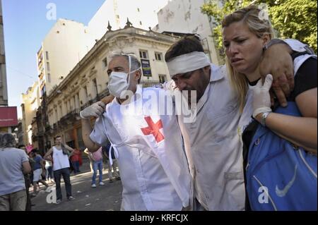 Buenos Aires, Argentina. Xix Dec, 2017. Un dimostrante ferito è assistita e arrestati dopo violente proteste contro le riforme di leggi pensione promossa dal Presidente Macri. Credito: Patricio Murphy/ZUMA filo/Alamy Live News Foto Stock