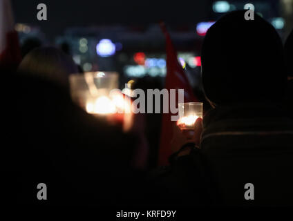 (171219) -- BERLIN, Dic 19, 2017 (Xinhua) -- persone Tenere candele durante una commemorazione per il primo anniversario di un letale attacco terroristico su un mercato di Natale a Breitscheidplatz di Berlino, capitale della Germania, a Dic. 19, 2017. Il governo tedesco il martedì ha chiesto alle vittime per il perdono come Berlino commemora il primo anniversario di un letale attacco terroristico su un mercato di Natale nella capitale. Anis Amri, un cittadino tunisino con islamista radicale opinioni, ucciso un totale di dodici persone e il ferimento di circa un centinaio di altri quando Egli guidava un carrello in una folla di pedoni il Breitscheidplat Foto Stock