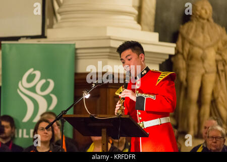 La Chiesa di Cristo Spitalfields, Londra, 19 dic 2017. Clarinettista Davide Wong esegue. L'annuale del servizio di Natale e il concerto è frequentato da pazienti, gli ospiti, i visitatori ed il supporto di celebrità, e ospitato da Canon Roger Royle. Mildmay trasforma la vita delle persone che vivono con e colpiti da HIV nel Regno Unito e in tutta l Africa orientale. Credito: Imageplotter News e sport/Alamy Live News Foto Stock