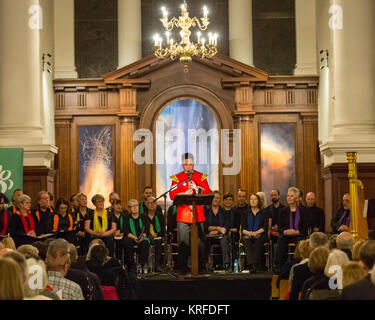 La Chiesa di Cristo Spitalfields, Londra, 19 dic 2017. Clarinettista Davide Wong esegue. L'annuale del servizio di Natale e il concerto è frequentato da pazienti, gli ospiti, i visitatori ed il supporto di celebrità, e ospitato da Canon Roger Royle. Mildmay trasforma la vita delle persone che vivono con e colpiti da HIV nel Regno Unito e in tutta l Africa orientale. Credito: Imageplotter News e sport/Alamy Live News Foto Stock