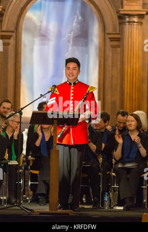 La Chiesa di Cristo Spitalfields, Londra, 19 dic 2017. Clarinettista Davide Wong esegue. L'annuale del servizio di Natale e il concerto è frequentato da pazienti, gli ospiti, i visitatori ed il supporto di celebrità, e ospitato da Canon Roger Royle. Mildmay trasforma la vita delle persone che vivono con e colpiti da HIV nel Regno Unito e in tutta l Africa orientale. Credito: Imageplotter News e sport/Alamy Live News Foto Stock