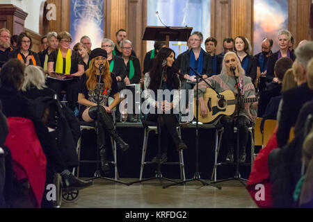 La Chiesa di Cristo Spitalfields, Londra, 19 dic 2017. Ragazza banda "i flicks' eseguire. L'annuale del servizio di Natale e il concerto è frequentato da pazienti, gli ospiti, i visitatori ed il supporto di celebrità, e ospitato da Canon Roger Royle. Mildmay trasforma la vita delle persone che vivono con e colpiti da HIV nel Regno Unito e in tutta l Africa orientale. Credito: Imageplotter News e sport/Alamy Live News Foto Stock