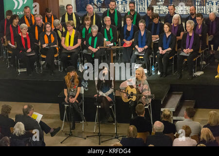 La Chiesa di Cristo Spitalfields, Londra, 19 dic 2017. Ragazza banda "i flicks' eseguire. L'annuale del servizio di Natale e il concerto è frequentato da pazienti, gli ospiti, i visitatori ed il supporto di celebrità, e ospitato da Canon Roger Royle. Mildmay trasforma la vita delle persone che vivono con e colpiti da HIV nel Regno Unito e in tutta l Africa orientale. Credito: Imageplotter News e sport/Alamy Live News Foto Stock