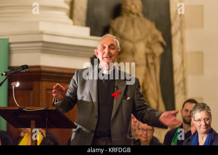 La Chiesa di Cristo Spitalfields, Londra, 19 dic 2017. L'annuale del servizio di Natale e il concerto è frequentato da pazienti, gli ospiti, i visitatori ed il supporto di celebrità, e ospitato da Canon Roger Royle. Mildmay trasforma la vita delle persone che vivono con e colpiti da HIV nel Regno Unito e in tutta l Africa orientale. Credito: Imageplotter News e sport/Alamy Live News Foto Stock