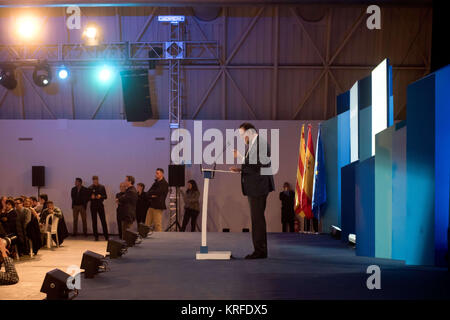 Barcellona, in Catalogna, Spagna. Xix Dec, 2017. Il Primo Ministro spagnolo Mariano Rajoy tiene un discorso durante la campagna di chiusura riunione del Partido Popular (Partito popolare) a Barcellona per il catalano elezione regionale che si terrà il 21 dicembre. La Catalogna a votare per le elezioni regionali giovedì, due mesi dopo i sostenitori dei separatisti hanno cercato di dichiarare la loro indipendenza da Madrid. Molti dei leader del movimento secessionista furono arrestati e il governo spagnolo ha preso il controllo del catalano istituzioni costituzione di applicazione dell'articolo 155. Credito: Jordi Boixareu/ZUMA filo/Alamy Live News Foto Stock