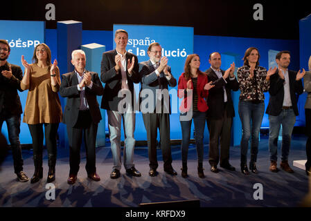 Barcellona, in Catalogna, Spagna. Xix Dec, 2017. Il Primo Ministro spagnolo Mariano Rajoy (C) e Partido Popular (Partito popolare) candidate Xavier Garcia Albiol (L) partecipare alla campagna di chiusura riuniti a Barcellona per il catalano elezione regionale che si terrà il 21 dicembre. La Catalogna a votare per le elezioni regionali giovedì, due mesi dopo i sostenitori dei separatisti hanno cercato di dichiarare la loro indipendenza da Madrid. Molti dei leader del movimento secessionista furono arrestati e il governo spagnolo ha preso il controllo del catalano istituzioni costituzione di applicazione dell'articolo 155. (Credito Immagine: © J Foto Stock