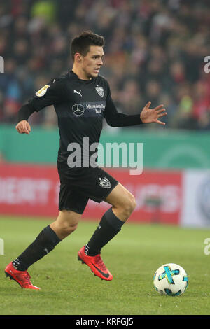 Mainz, Germania. Xix Dec, 2017. Stoccarda è Josip Brekalo in azione durante il tedesco della DFB Cup Soccer match tra FSV Mainz 05 e VfB Stoccarda nella Opel Arena a Mainz, Germania, 19 dicembre 2017. Credito: Thomas Frey/dpa/Alamy Live News Foto Stock