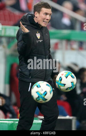 Mainz, Germania. Xix Dec, 2017. Stoccarda allenatore Hannes Wolf reagisce durante il tedesco della DFB Cup Soccer match tra FSV Mainz 05 e VfB Stoccarda nella Opel Arena a Mainz, Germania, 19 dicembre 2017. Credito: Thomas Frey/dpa/Alamy Live News Foto Stock