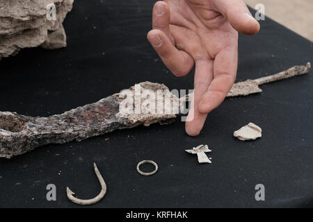 Bet Shemesh, Israele. Xx Dicembre, 2017. Archeologo NAFTALI AIZIK punti a una croce del bronzo scoperto sul sito di resti di epoca bizantina 1.500 anno vecchio monastero e chiesa. Decorate con pavimenti a mosaico e marmi importati elementi il composto è stato scoperto vicino a Bet Shemesh dalle Autorità di Antichità Israele. Gli archeologi continuano a scoprire più di resti di mura costruite di grandi lavorato muratura di pietra e una colonna di marmo base decorata con croci. Credito: Nir Alon/Alamy Live News Foto Stock