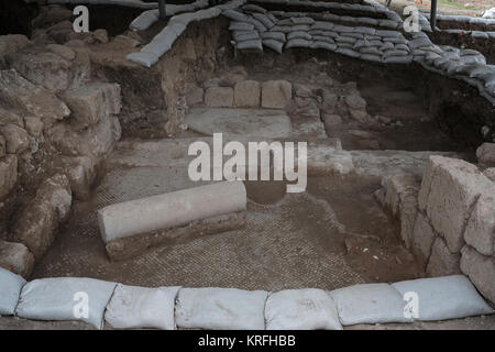 Bet Shemesh, Israele. Xx Dicembre, 2017. Resti di un periodo bizantino 1.500 anno vecchio monastero e chiesa decorata con pavimenti a mosaico e marmi importati elementi scoperti in Bet Shemesh dalle Autorità di Antichità Israele. Gli archeologi continuano a scoprire più di resti di mura costruite di grandi lavorato muratura di pietra e una colonna di marmo base decorata con croci. Un pavimento a mosaico è decorato con gli uccelli, foglie e melograni eccezionalmente conservati. Credito: Nir Alon/Alamy Live News Foto Stock