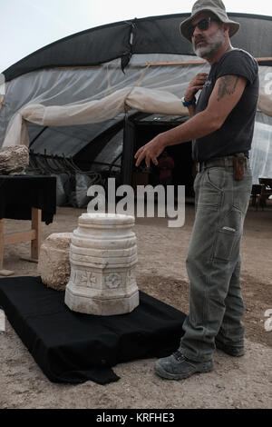 Bet Shemesh, Israele. Xx Dicembre, 2017. Archeologo NAFTALI AIZIK punti a una colonna di marmo base decorata con croci scoperto sul sito di resti di epoca bizantina 1.500 anno vecchio monastero e chiesa. Decorate con pavimenti a mosaico e marmi importati elementi il composto è stato scoperto vicino a Bet Shemesh dalle Autorità di Antichità Israele. Gli archeologi continuano a scoprire più di resti di mura costruite di grandi lavorato muratura di pietra e una colonna di marmo base decorata con croci. Credito: Nir Alon/Alamy Live News Foto Stock