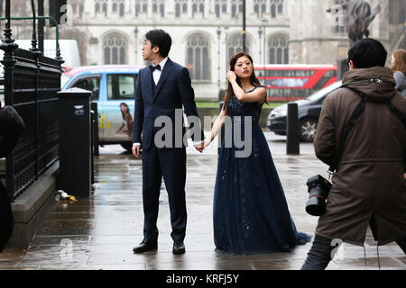 Westminster. Londra. Regno Unito 20 dic 2017 - una coppia cinese facendo un pre-wedding sparare su un freddo inverno di mattina vicino a Westminster Station Credit: Dinendra Haria/Alamy Live News Foto Stock