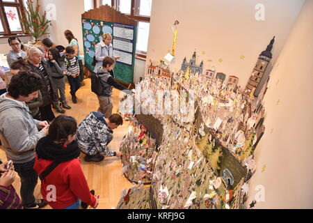 Ceske Budejovice, Repubblica Ceca. Xx Dec, 2017. La Repubblica ceca carta più grande scena della Natività è visto presso il Museo della Boemia del Sud in Budweis, Repubblica Ceca, il 20 dicembre 2017. Credito: Vaclav Pancer/CTK foto/Alamy Live News Foto Stock