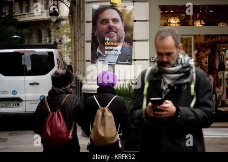 Barcellona, in Catalogna, Spagna. Dicembre 18, 2017. Una campagna elettorale poster ex regionale di vice-presidente e candidato del partito ERC Oriol Junqueras il 18 dicembre 2017 a Barcellona, Spagna, davanti a dicembre 21 Catalano voto regionale. Oriol Junqueras resta in carcere accusate di ribellione, sedizione e appropriazione indebita di cataogna pro-indipendenza processo. La Catalogna a votare per le elezioni regionali giovedì, due mesi dopo i sostenitori dei separatisti hanno cercato di dichiarare la loro indipendenza da Madrid. Molti dei leader del movimento secessionista furono arrestati e il governo spagnolo ha preso il controllo Foto Stock