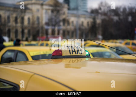 Bucarest, Romania - 20 dicembre 2017: romeno tassisti di protesta di fronte al quartier generale del governo contro la Uber e altre app che rubare i loro clienti. Foto Stock