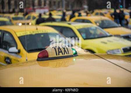 Bucarest, Romania - 20 dicembre 2017: romeno tassisti di protesta di fronte al quartier generale del governo contro la Uber e altre app che rubare i loro clienti. Foto Stock