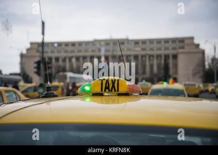 Bucarest, Romania - 20 dicembre 2017: romeno tassisti di protesta di fronte al quartier generale del governo contro la Uber e altre app che rubare i loro clienti. Foto Stock