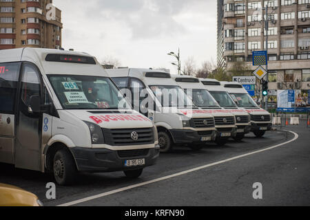 Bucarest, Romania - 20 dicembre 2017: romeno tassisti di protesta di fronte al quartier generale del governo contro la Uber e altre app che rubare i loro clienti. Foto Stock