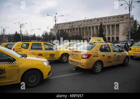 Bucarest, Romania - 20 dicembre 2017: romeno tassisti di protesta di fronte al quartier generale del governo contro la Uber e altre app che rubare i loro clienti. Foto Stock