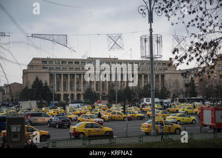 Bucarest, Romania - 20 dicembre 2017: romeno tassisti di protesta di fronte al quartier generale del governo contro la Uber e altre app che rubare i loro clienti. Foto Stock