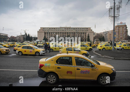 Bucarest, Romania - 20 dicembre 2017: romeno tassisti di protesta di fronte al quartier generale del governo contro la Uber e altre app che rubare i loro clienti. Foto Stock