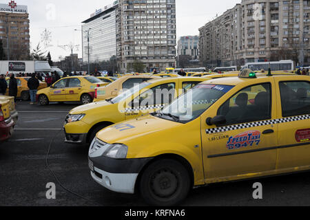 Bucarest, Romania - 20 dicembre 2017: romeno tassisti di protesta di fronte al quartier generale del governo contro la Uber e altre app che rubare i loro clienti. Foto Stock