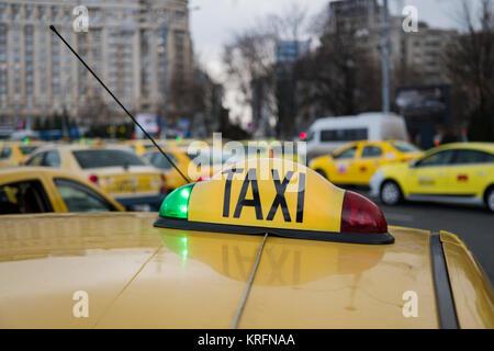 Bucarest, Romania - 20 dicembre 2017: romeno tassisti di protesta di fronte al quartier generale del governo contro la Uber e altre app che rubare i loro clienti. Foto Stock